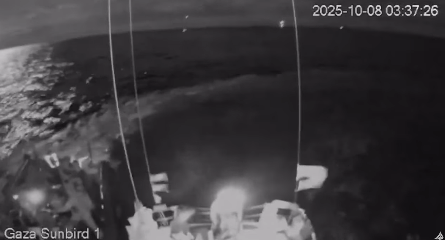 Israeliska militären attackerar tusen Madleen och Conscience på internationella vatten 120 nautiska mil (220 km) från Gaza
